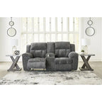 Signature Design by Ashley Frohn, zweisitziges Sofa mit zwei Relaxfunktionen und Konsole – 80W x 40D x 42H