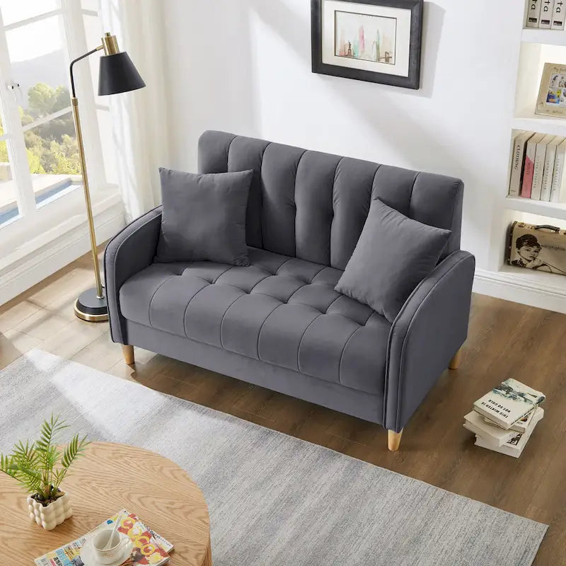Modern dizájnú kanapé nappaliba, kis helyre való kétszemélyes kanapé, sima bársony kárpitozással és steppelt huzattal, bézs