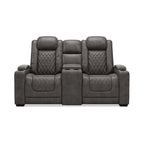 Signature Design by Ashley HyllMont graues elektrisch verstellbares Relax-Loveseat mit Konsole – 71.75 W x 39 D x 44 H