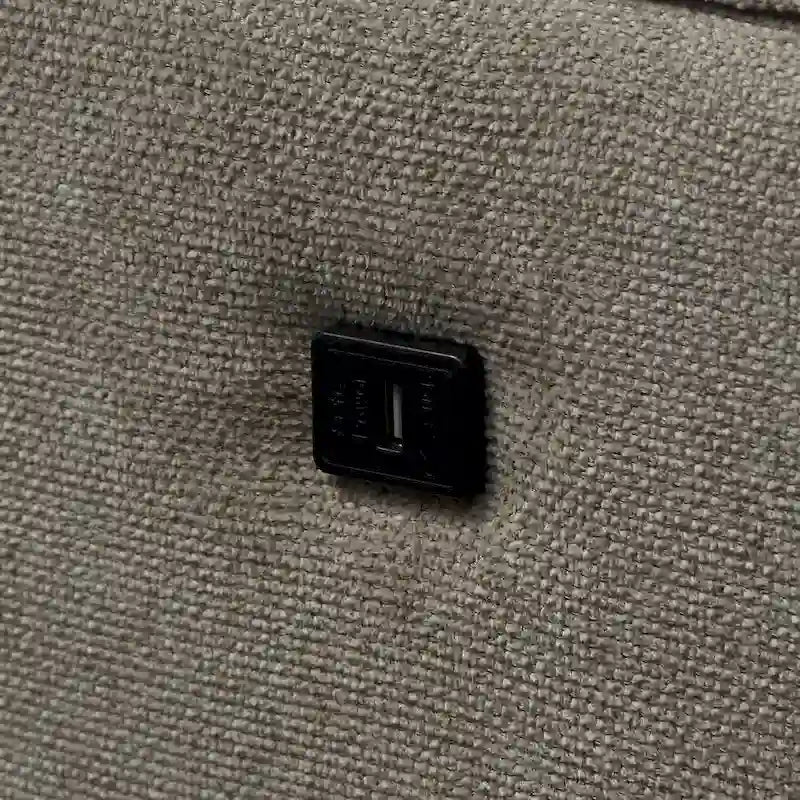 Sofá biplaza con tela impermeable y carga USB