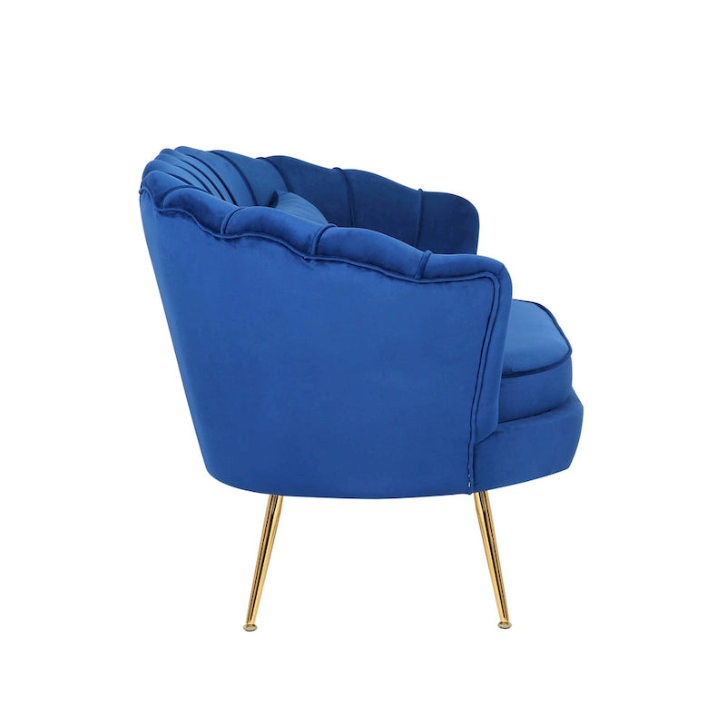 Divano contemporaneo in velluto blu Home Beyond, divanetto morbido Daisy con gambe in metallo dorato per soggiorno e camera da letto