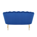 Divano contemporaneo in velluto blu Home Beyond, divanetto morbido Daisy con gambe in metallo dorato per soggiorno e camera da letto