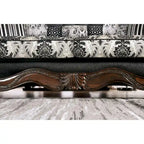 Traditionele Dhumketu-tweezitsbank van zwarte stof, halfstevig, van Gracewood Hollow