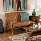 Sorrento loveseat van lichtbruin kunstleer en hout met walnootafwerking