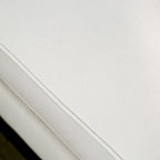 Addae glamoureuze 2-delige bankenset van witte stof met capitonnering van Furniture of America