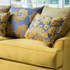 Gisc — współczesna dwuosobowa sofa z tkaniny, z pikowaniem i ozdobnymi ćwiekami, Furniture of America