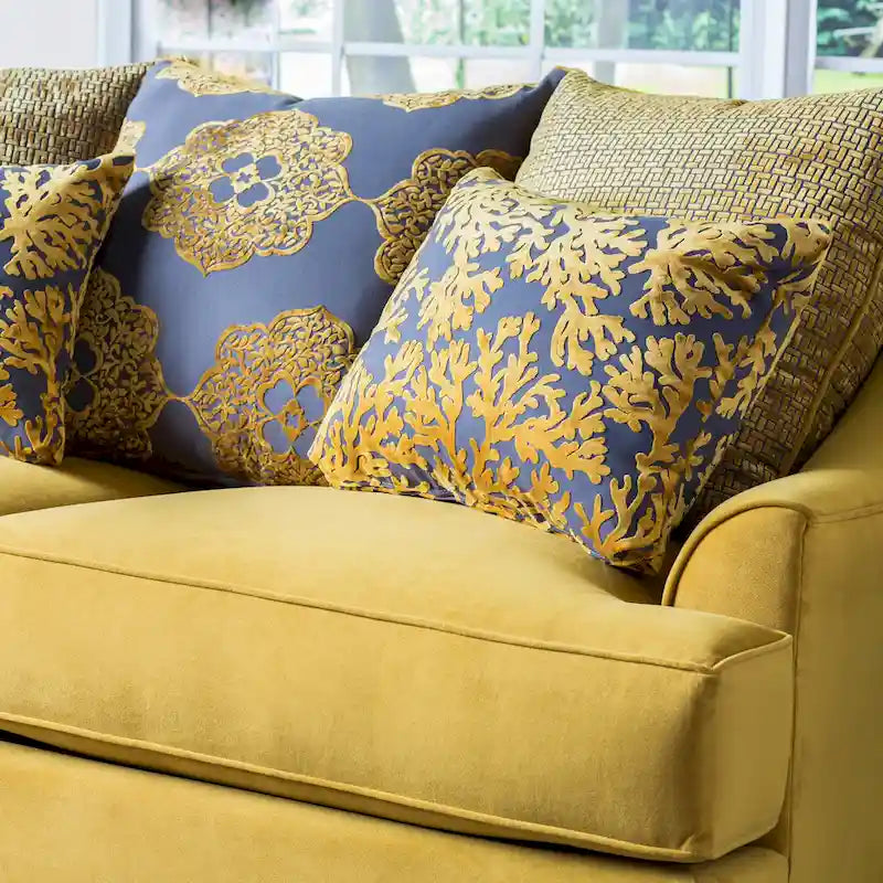 Gisc — współczesna dwuosobowa sofa z tkaniny, z pikowaniem i ozdobnymi ćwiekami, Furniture of America