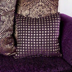 Traditioneller Grendel-Zweisitzer aus violetter Chenille mit gerollten Armlehnen von Furniture of America