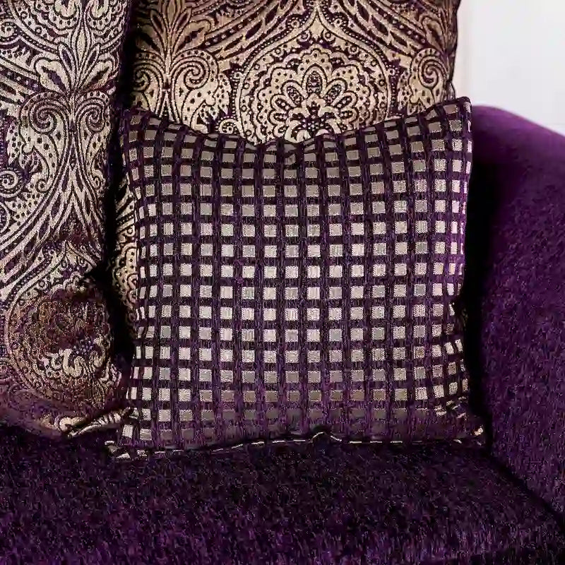Traditioneller Grendel-Zweisitzer aus violetter Chenille mit gerollten Armlehnen von Furniture of America