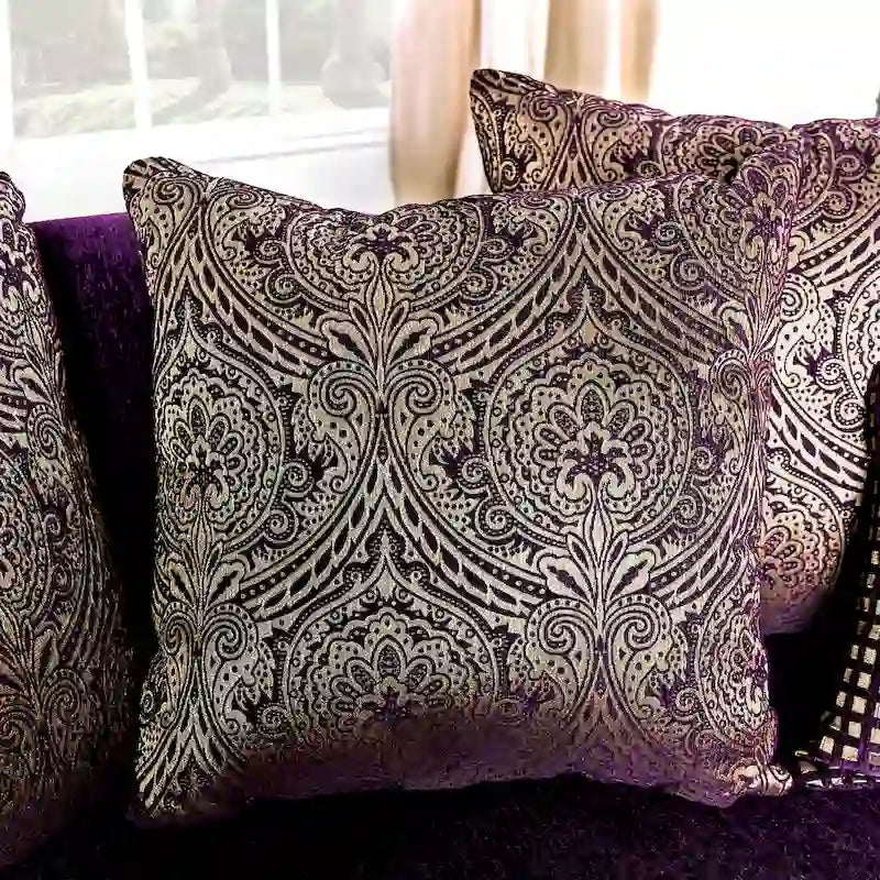 Traditioneller Grendel-Zweisitzer aus violetter Chenille mit gerollten Armlehnen von Furniture of America