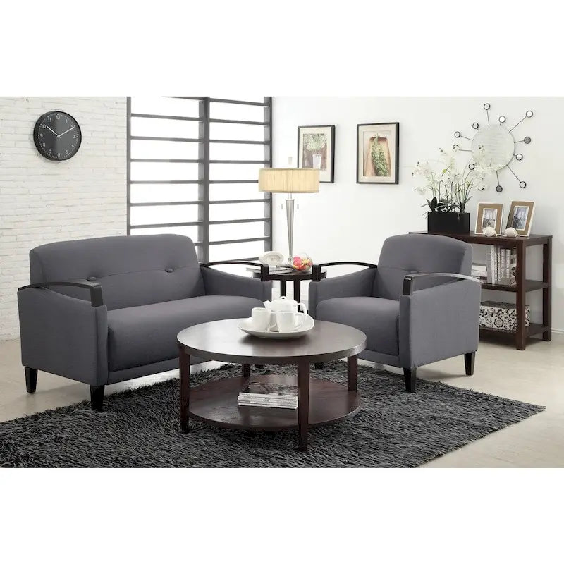 OSP Home Furnishings Main St., dwuosobowa sofa z łatwą w czyszczeniu tkaniną Interlace oraz drewnianymi podłokietnikami i nóżkami w kolorze espresso