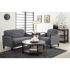 OSP Home Furnishings Main St., dwuosobowa sofa z łatwą w czyszczeniu tkaniną Interlace oraz drewnianymi podłokietnikami i nóżkami w kolorze espresso