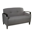 OSP Home Furnishings Main St., dwuosobowa sofa z łatwą w czyszczeniu tkaniną Interlace oraz drewnianymi podłokietnikami i nóżkami w kolorze espresso