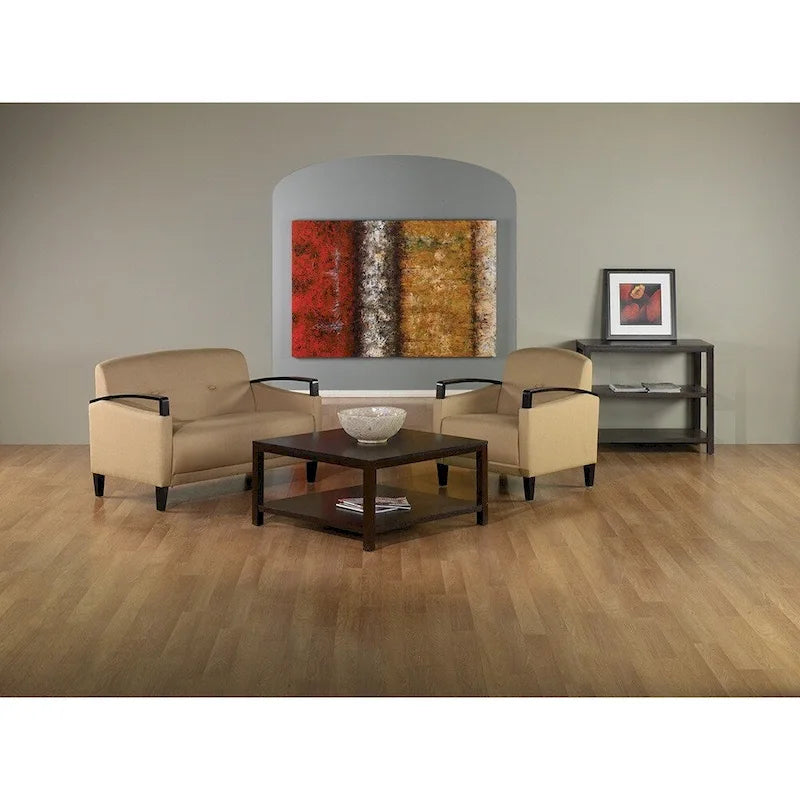 OSP Home Furnishings Main St., dwuosobowa sofa z łatwą w czyszczeniu tkaniną Interlace oraz drewnianymi podłokietnikami i nóżkami w kolorze espresso
