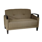 OSP Home Furnishings Main St., dwuosobowa sofa z łatwą w czyszczeniu tkaniną Interlace oraz drewnianymi podłokietnikami i nóżkami w kolorze espresso