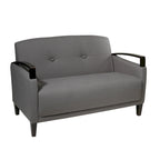 OSP Home Furnishings Main St., dwuosobowa sofa z łatwą w czyszczeniu tkaniną Interlace oraz drewnianymi podłokietnikami i nóżkami w kolorze espresso