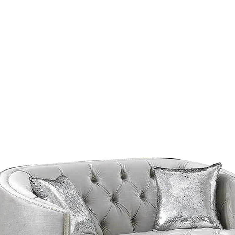 Drewniana sofa dwuosobowa z głębokim pikowaniem guzikowym i ozdobnymi ćwiekami, szara