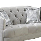Drewniana sofa dwuosobowa z głębokim pikowaniem guzikowym i ozdobnymi ćwiekami, szara