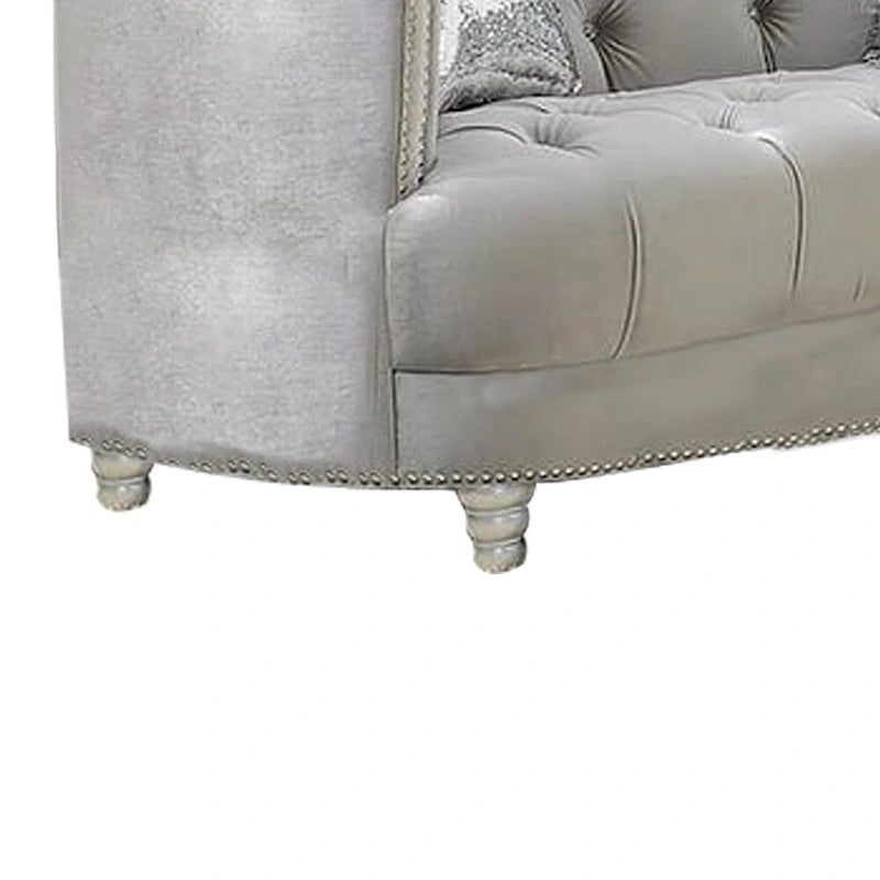 Drewniana sofa dwuosobowa z głębokim pikowaniem guzikowym i ozdobnymi ćwiekami, szara