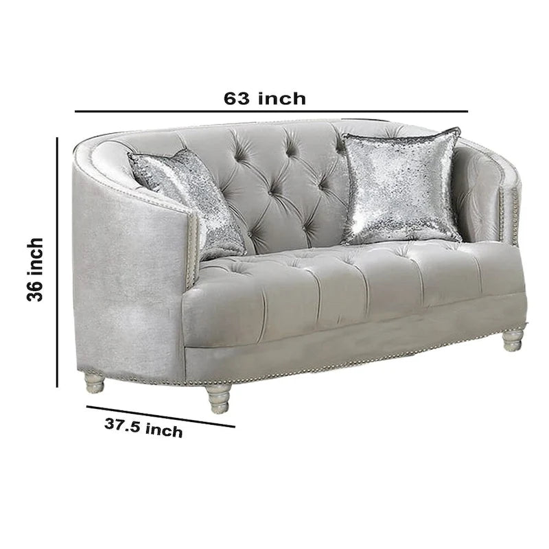 Drewniana sofa dwuosobowa z głębokim pikowaniem guzikowym i ozdobnymi ćwiekami, szara