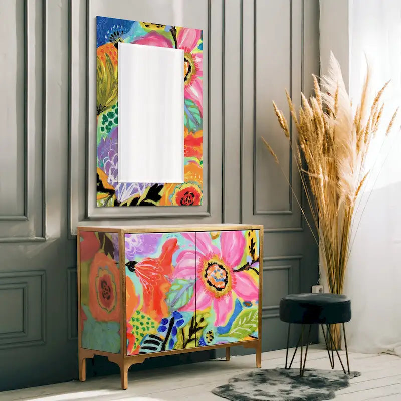 Set van een kasttafel en spiegel van kunstglas met bloemmotief uit de serie Secret Garden