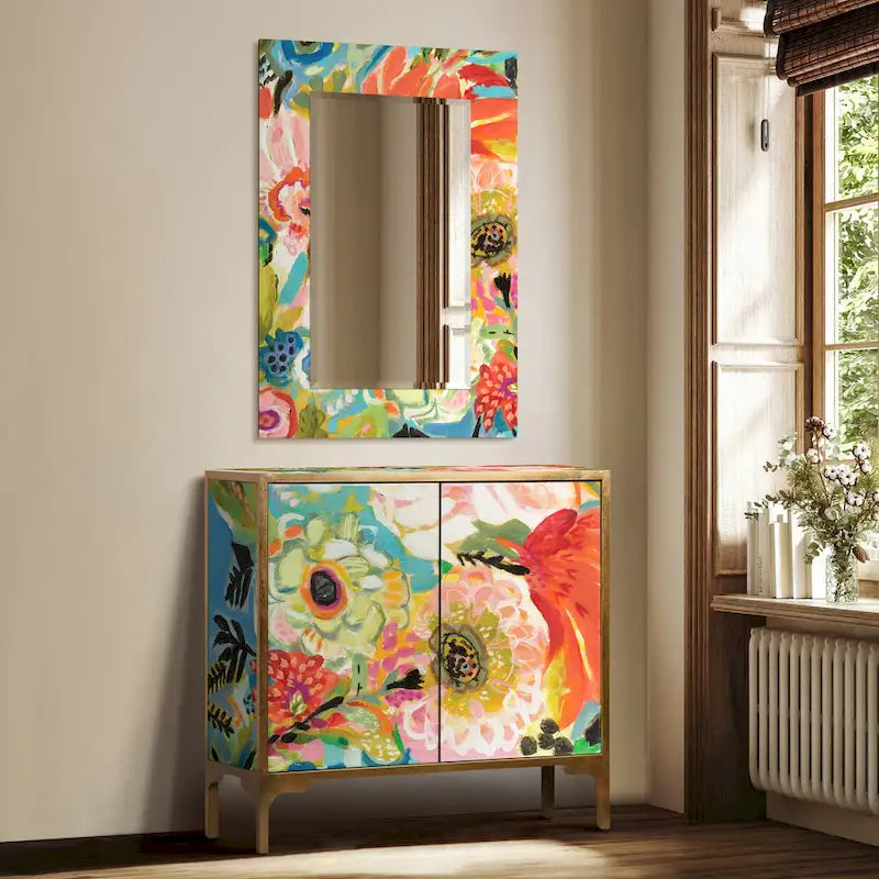 Set van een kasttafel en spiegel van kunstglas met bloemmotief uit de serie Secret Garden