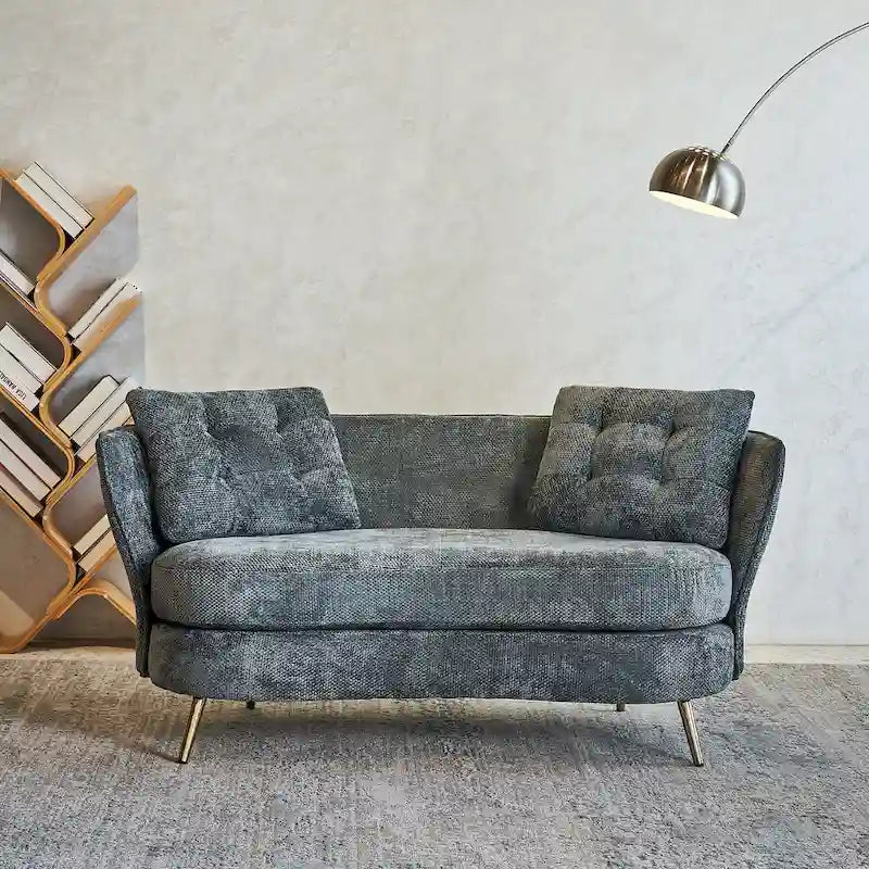 Fluwelen tweezitsbank met goudkleurige metalen poten voor de woonkamer