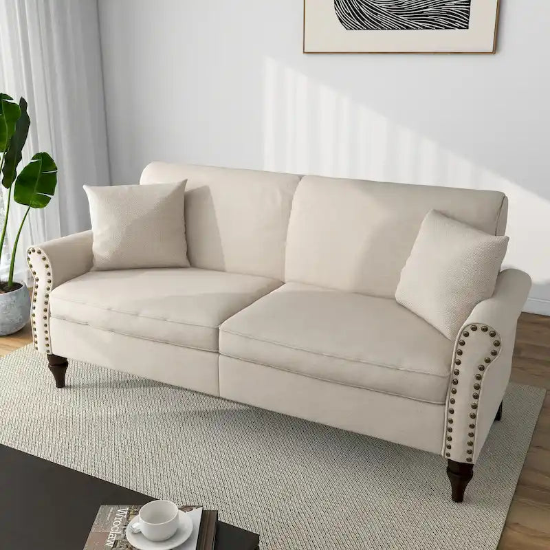 Canapé 73 avec accoudoirs roulés et finition à clous décoratifs