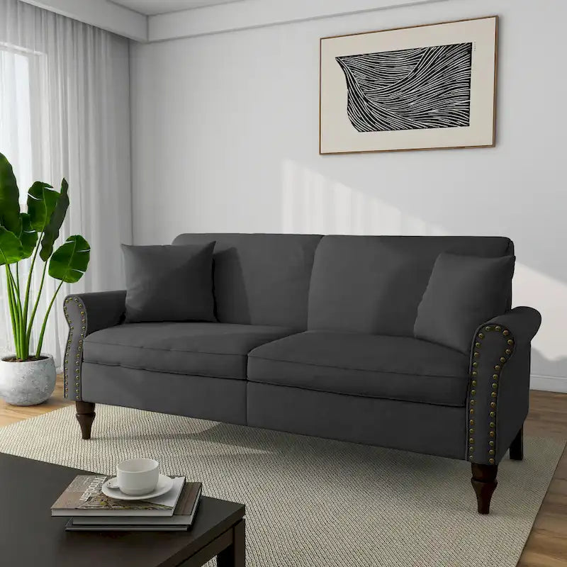 Canapé 73 avec accoudoirs roulés et finition à clous décoratifs
