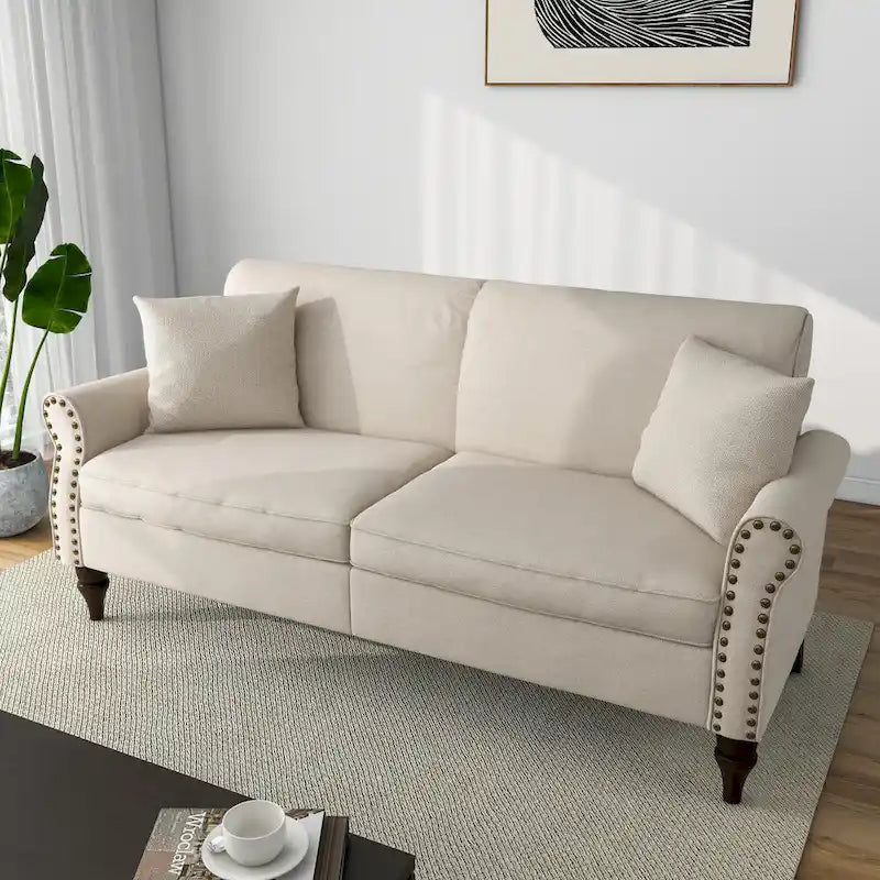 Canapé 73 avec accoudoirs roulés et finition à clous décoratifs