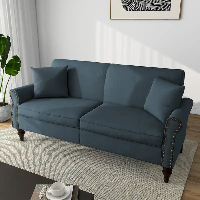 Canapé 73 avec accoudoirs roulés et finition à clous décoratifs