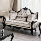Tradycyjna dwuosobowa sofa Furniture of America Clarissa z pikowanym guzikami oparciem i poduszką dekoracyjną
