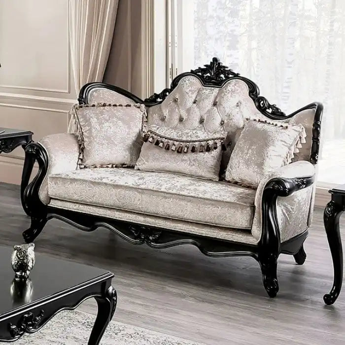 Tradycyjna dwuosobowa sofa Furniture of America Clarissa z pikowanym guzikami oparciem i poduszką dekoracyjną