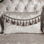 Tradycyjna dwuosobowa sofa Furniture of America Clarissa z pikowanym guzikami oparciem i poduszką dekoracyjną
