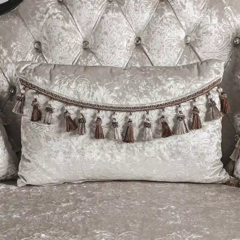 Tradycyjna dwuosobowa sofa Furniture of America Clarissa z pikowanym guzikami oparciem i poduszką dekoracyjną