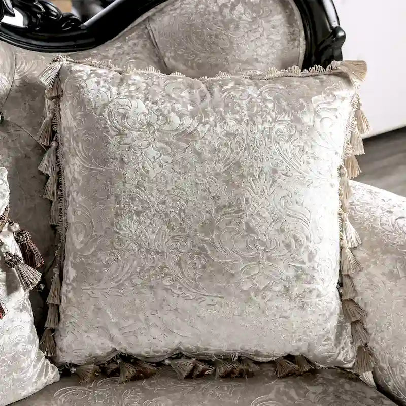 Tradycyjna dwuosobowa sofa Furniture of America Clarissa z pikowanym guzikami oparciem i poduszką dekoracyjną