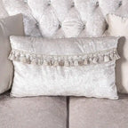 Tradycyjna dwuosobowa sofa Furniture of America Clarissa z pikowanym guzikami oparciem i poduszką dekoracyjną