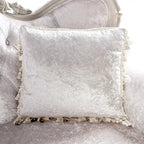 Tradycyjna dwuosobowa sofa Furniture of America Clarissa z pikowanym guzikami oparciem i poduszką dekoracyjną